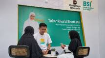 Petugas layanan PT Bank Syariah Indonesia (Persero) Tbk sedang melayani calon jemaah haji di salah satu embarkasi. 
