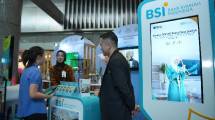 Petugas layanan PT Bank Syariah Indonesia (Persero) Tbk (BSI) sedang menjelaskan produk PINTAR Reksadana (Program Investasi Terencana dan Berkala). 