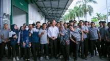 Menteri Perindustrian (Menperin) Agus Gumiwang Kartasasmita saat berfoto bersama para buruh 