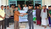 Pegadaian Rasanae menyalurkan bantuan kepada Masjid Uswatun Hasanah 