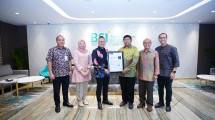 Direktur Compliance & Human Capital BSI Arief Adhi Sanjaya menerima sertifikat ISO 56001:2024 Innovation Management System (IMS) dari Direktur PT T&Uuml;V NORD Indonesia Gde Bayu Wicaksana di Jakarta, Rabu (29/4). 