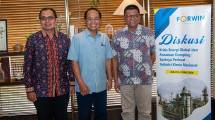 Ketua Umum INAPLAS, Suhat Miyarso bersama Wakil Ketua Umum INAPLAS, Edi Rivai beserta Sekretaris Jenderal INAPLAS, Fajar Budiyono saat diskusi bersama Forwin 
