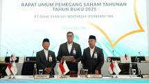 Tampak Direktur Utama BSI Anggoro Eko Cahyo (tengah) bersama Ketua Dewan Pengawas Syariah BSI KH Hasanudin (kiri) dan Komisaris Utama BSI Muhadjir Effendy (kanan) berbincang bersama sesaat sebelum RUPST Tahun Buku 2025 di Kantor BSI Tower, Jakarta (5/5).