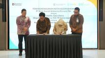 Direktur Utama PT EduMu Cipta Utama R. Alpha Amirrachman (kedua kiri) dan SVP Islamic Ecosystem BSI Rima Dwi Permatasari (kedua kanan) menandatangani Nota Kesepahaman (MoU) disaksikan oleh Ketua Majelis Dikdasmen & PNF PP Muhammadiyah sekaligus Komisaris PT EduMu Cipta Utama Didik Suhardi (kiri) dan Direktur Retail Banking BSI Kemas Erwan Husainy (kanan) di Kantor Pusat BSI, Jakarta, Kamis (7/5/2026). 