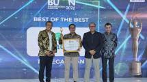 Kepala Divisi Pemasaran PT Pegadaian, Yudi Sadono mewakili manajemen menerima penghargaan di BEMA 2026