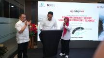 (kiri ke kanan) Plt. CEO Telkomsat Rizal Ahmad Fauzi, Wakil Menteri Komunikasi dan Digital Republik Indonesia Angga Raka Prabowo dan Direktur Utama Telkom Dian Siswarini meresmikan Community Gateway Wamena di Stasiun Bumi Sedang (SBS), Papua, Jumat (8/5).