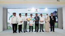 (Dua dari kiri) : Wakil Ketua BAZNAS RI, Zainut Tauhid Sa'adi, Direktur Bina Jemaah Haji Reguler Kementerian Haji dan Umrah Republik Indonesia Afief Mundzir, Ketua BAZNAS RI Sodik Mudjahid (tengah), Wakil Direktur Utama BSI Bob Tyasika Ananta, Pimpinan BAZNAS RI Rizaludin Kurniawan (enam dari kiri).