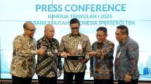 (kiri-kanan).Tampak Direktur Utama BSI Anggoro Eko Cahyo (tengah), Direktur Risk Management Grandhis H Harumansyah (paling kiri), Direktur Finance & Strategy Ade Cahyo Nugroho (dua dari kiri), Wakil Direktur Utama Bob T.Ananta (dua dari kanan) dan Direktur Sales and Distribution Anton Sukarna (paling kanan) di Kantor BSI The Tower Jakarta (12/5).