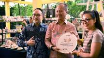Menteri Perindustrian Agus Gumiwang Kartasasmita bersama Ketua Umum Asaki Edy Suyanto saat pameran produk tableware 