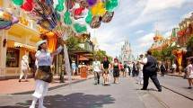 Kasus Covid-19 Melonjak, Disney World dan Disneyland Kembali Wajibkan Aturan Masker