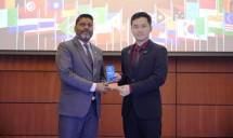 Muhammad Fahrizal (Presiden dari International Global Network) dan Menteri Abdulla Rafiu (Menteri Pemberdayaan Pemuda dan Olahraga Maldives.