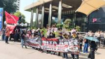Gelar Aksi di KPK, Massa Desak KPK Sita Aset Kalla Group Jika Gagal Bayar 