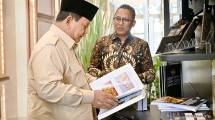 Presiden Prabowo Subianto bersama Direktur Utama PT Pegadaian, Damar Latri Setiawan