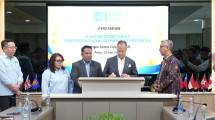 Menteri Perindustrian Agus Gumiwang Kartasasmita bersama Ketua Umum HKI Akhmad Ma'ruf Maulana saat meresmikan kantor baru Himpunan Kawasan Industri (HKI)