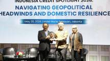 Foto dari Kiri ke Kanan : Juda Agung, Wakil Menteri Keuangan Republik Indonesia - Ritesh Maheshwari , Managing Director, Head of Southeast Asia and Asia-Pacific Head of Market Outreach, S&P Global Ratings - Irmawati Amran, Direktur Utama PEFINDO