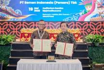 Direktur Utama SIG, Indrieffouny Indra (kiri) dan Deputi Bidang Pemanfaatan Riset dan Inovasi BRIN, R. Hendrian pada saat penandatanganan kerja sama riset, invensi, dan inovasi di bidang industri semen dan turunannya, di Gedung B.J. Habibie, Kantor Pusat BRIN, Jakarta, pada Selasa (19/5/2026).