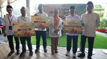 Direktur Utama Telkom Dian Siswarini didampingi Direktur Human Capital Management Telkom Willy Saelan pada kegiatan seremonial penyerahan hewan kurban di Vertical Garden Telkom Hub, Jumat (22/5). 