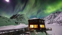 Resor di Alaska Ini Suguhkan Pemandangan Indah Berlatar Belakang Gletser