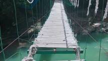 Sumber FotoTRIBUNFLORES.COM/PETRUS GONSALES MOA Kondisi Jembatan Kayu di Obyek Wisata Cunca Wulang Yang Roboh di Desa Cunca Wulang, Kecamatan Mbeliling, Manggarai 
