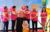 PT Yakult Indonesia Persada, produsen minuman probiotik Yakult, memperkenalkan varian rasa terbaru yakni stroberi