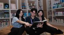 Mahasiswa Binus asyik bersama belajar di Perpustakaan