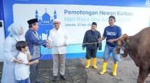 Direktur Utama BRI Hery Gunardi saat seremoni pemotongan Hewan Kurban