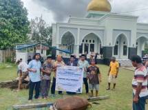 Nusa Halmahera Minerals melalui Yayasan NHM Peduli menyalurkan 66 ekor sapi kurban ke lima kecamatan di sekitar wilayah operasional Tambang Emas Gosowong, 