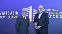 Executive Director Summarecon Bandung, Hindarko Hasan saat menerima penghargaan di ajang Real Estate Asia Built Environment Awards 2026