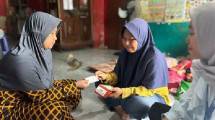 Nasabah melakukan pembayaran menggunakan kartu debit BRI