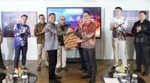 Direktur Utama TelkomMetra Pramasaleh Haryo Utomo (kiri depan) & Group CEO Fullerton Health Ho Kuen Loon (kanan depan) pada acara SPA signing ceremony terkait divestasi atas AdMedika Group.