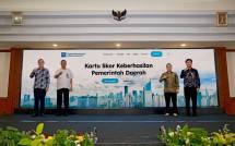 Peluncuran Kartu Skor Keberhasilan Pemerintah Daerah atau Regional Government Success Scorecard (RGSS) oleh dari kiri ke kanan, Lam Yi Young, Member, Board of Directors, Chandler Governance Group, Dr. Heriyandi Roni, M.Si., Direktur Evaluasi Kinerja dan Peningkatan Kapasitas Daerah, Kemendagri, Chaikal Nuryakin, Ph.D., Kepala LPEM FEB UI dan M. Yusuf Zaky Amanullah, Bappenas. 