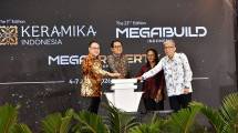 Wakil Menteri Perindustrian Faisol Riza bersama Ketua Umum ASAKI Edy Suyanto saat membuka pameran Keramika, Megabuild, Mega Property Expo 2026