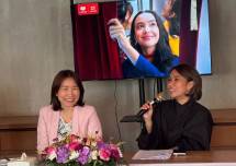 Commercial Director Lazada Indonesia, Erika Agustine, bersama Director of Online Business Samsung Indonesia, Selvia Gofar, memaparkan perkiraan tren belanja pertengahan tahun 2026.