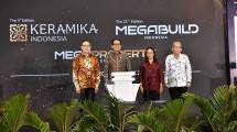 Wamenperin Faisol Riza bersama Ketua Umum Asaki Edy Suyanto dan Presiden Direktur Panorama Media Royanto Handaya saat membuka pameran Keramika, Megabuild, Mega Property Expo 2026
