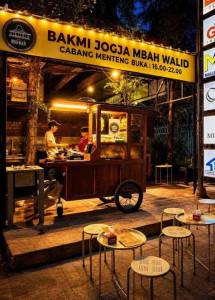Bakmi Jogja Mbah Walid hadir di Kendal&ndash;Menteng Jakarta Pusat dengan cita rasa autentik khas Jogja, aroma smoky bara arang, bakmi godhog, nasi goreng kecombrang, dan suasana angkringan penuh nostalgia. (Foto-Foto: Istimewa)