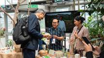Pengunjung Booth Showcase ParagonCorp pada Konferensi P4F di London