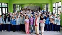 Keceriaan para siswi SMP di Kabupaten Bandung saat berfoto bersama seluruh narasumber setelah mengikuti edukasi Generasi Bersih Sehat oleh WINGS for UNICEF dan Hers Protex