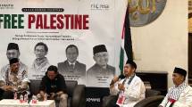 KH DR Zaitun Rasmin LC MA dua dari kanan konsen membela Palestina