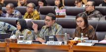 Menteri Ekonomi Kreatif, Teuku Riefky Harsya, bersama Wakil Menteri Ekonomi Kreatif, Irene Umar, saat menghadiri rapat kerja terkait PP 20/2026 di Gedung DPR, Senayan, Jakarta, Selasa (2/6/2026).