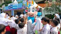 Anak-anak tampak antusias dalam kegiatan School Milk Campaign bersama Indomilk Kids Yogurt di Hari Susu Nusantara 2026. 