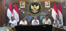 Menteri Koordinator Bidang Pangan Zulkifli Hasan bersama jajaran terkait menggelar Rakortas perkembangan harga pangan yang turut dihadiri Direktur Utama Perum BULOG Ahmad Rizal Ramdhani. (Foto Ist) 