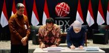 Penandatanganan Perjanjian Kerja Sama (PKS) antara Direktur Utama KSEI Samsul Hidayat dan Direktur Pemasaran, Penjualan, dan Pengembangan Produk PT Pegadaian Selfie Dewiyanti di Main Hall Bursa Efek Indonesia (BEI), Jakarta, Jumat (12/6).