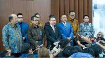 Direktur Utama BRI Hery Gunardi bersama DPR