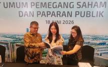Direktur PT Bekasi Fajar Industrial Estate Tbk (BEFA), Hiroki Yoshitake bersama Direktur BEFA Swan Mie Rudy Tanardi dan Media Relation BEFA Rika Mandadari seusai gelaran RUPS Tahunan (Foto: Ridwan/Industry.co.id)