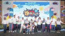 President Director PT Toyota-Astra Motor (TAM) Takuya Yokohama bersama Vice President Director PT Toyota-Astra Motor (TAM) Jap Ernando Demily berfoto bersama para pemenang Toyota Dream Car Art Contest (TDCAC) ke-19