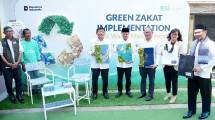 (kiri-kanan). Program ini diresmikan oleh Wakil Direktur Utama BSI Bob T Ananta (paling kiri), Pimpinan BAZNAS RI Bidang Pendistribusian, Pendayagunaan, dan Pemberdayaan Iddy Muzayyad, Direktur Eksekutif BSI Maslahat Sukoriyanto Saputro, National Project Coordinator UNDP Indonesia Made Dwi Rani, dan Pimpinan Ponpes Hafidz Indonesia Center Ustadz Bahrudin (paling kanan) di salah satu pilot project pertama dilakukan di Hafidz Center Indonesia Bekasi.