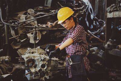 Proses manufaktur modern di pabrik industri