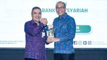 Pelaksana Tugas (Plt.) Deputi Bidang Usaha Mikro Kementerian UMKM Riza Damanik bersama Direktur Utama Bank NTB Syariah, Nazaruddin seusai penandatanganan PKS penyaluran KUR di NTB