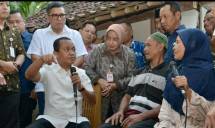 (dok.ESDM) Menteri Energi dan Sumber Daya Mineral (ESDM) Bahlil Lahadalia didampingi Bupati Purworejo Yuli Hastuti secara simbolis menyalakan saklar listrik di kediaman Markamah, Jumat (19/6). 